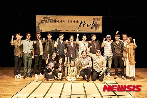 【서울=뉴시스】영화 '사냥' 출연진과 제작진.