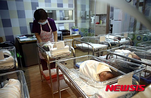 【해남=뉴시스】박상수 기자 = 전남 해남군은 이번달부터 운영에 들어간 전남 1호 공공산후조리원이 오는 11월까지 예약이 완료되는 등 농어촌 지역 산모들로부터 인기를 얻고 있다고 21일 밝혔다. 사진은 해남종합병원 별관에 마련된 공공산후조리원. 2015.09.21 (사진=해남군 제공) photo@newsis.com