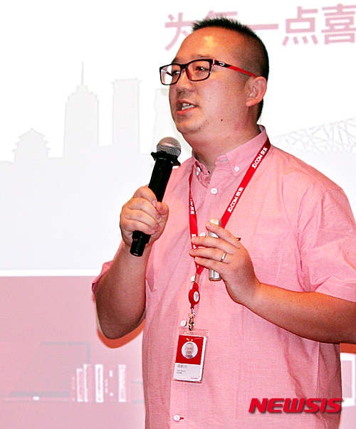 【서울=뉴시스】양길모 기자 = 세계 4대 온라인 쇼핑몰로 알려진 징동닷컴이 한국 중소기업을 위한 입점 사업설명회를 개최했다.&nbsp; 징동닷컴(JD.com)은 21일 서울 소공동 롯데호텔 사파이어볼륨에서 주신웬 가구가장용품 총경리와 벤더사인 란루이지 짜오루이 총경리 등이 참석한 가운데 'JD.com 입점 설명회 및 우수브랜드 상담'을 개최했다.&nbsp; dios102@newsis.com