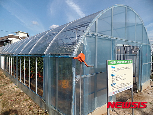 【충주=뉴시스】이성기 기자 = 충북 충주시가 국내 처음으로 개발에 성공한 '아치형 기능성 PC(Polycarbonate) 시설하우스'의 모습. 일반 비닐하우스보다 광 투과율이 높고 피복재의 내구성도 15년에 달한다.2015.09.22(사진=충주시 제공) sklee@newsis.com