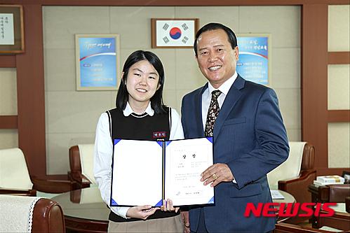 【순천=뉴시스】김석훈 기자 = 전남 순천시 강남여자고등학교(교장 정형복)는 2학년 박유민 학생이 지난달 21일 치른 전국수능모의고사에서 전국 1등을 차지했다고 22일 밝혔다. 박유민양과 정형복교장이 1등 상장을 들고 기념촬영하고 있다. 2015.09.22. (사진=강남여고 제공)&nbsp;&nbsp; kim@newsis.com