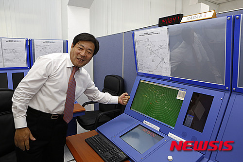 【서울=뉴시스】김난영 기자 = 22일 한국공항공사 항공기술훈련원 관계자가 레이더 접근관제 국제교육과정에 활용되는 시뮬레이터를 설명하고 있다. 2015.09.23. (사진=한국공항공사 제공)