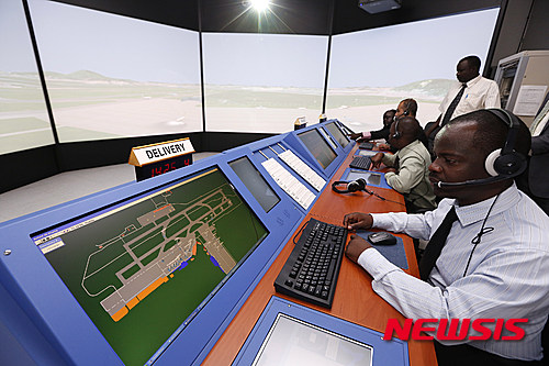 【서울=뉴시스】김난영 기자 = 22일 한국공항공사 항공기술훈련원에서 실시한 레이더 접근관제 국제교육과정 교육생들이 비행장 관제과정 시뮬레이터를 체험하고 있다. 2015.09.23. (사진=한국공항공사 제공)