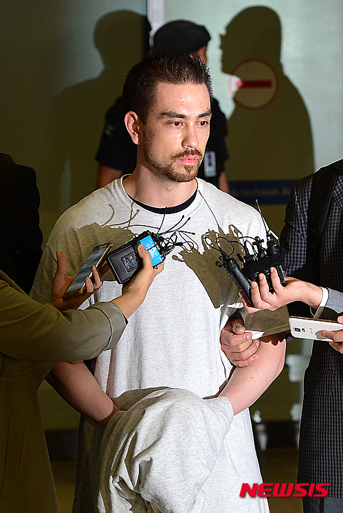 【인천공항=뉴시스】고승민 기자 = '이태원 살인사건' 진범으로 지목된 아더 존 패터슨이 미국으로 도주한 지 16년만에 23일 오전 인천국제공항을 통해 한국으로 송환, 취채진 질문에 답하고 있다. 2015.09.23.&nbsp; kkssmm99@newsis.com