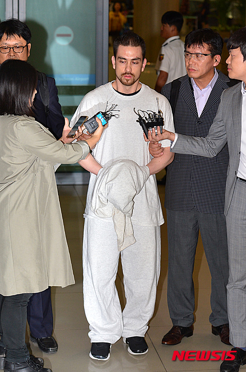 【인천공항=뉴시스】고승민 기자 = '이태원 살인사건' 진범으로 지목된 아더 존 패터슨이 미국으로 도주한 지 16년만에 23일 오전 인천국제공항을 통해 한국으로 송환, 취채진 질문에 답하고 있다. 패터슨은 지난 1997년 4월 3일 서울 이태원의 한 패스트푸드점 화장실에서 한국인 대학생 조모 씨를 흉기로 찔러 살해한 혐의를 받고 있다. 2015.09.23. kkssmm99@newsis.com