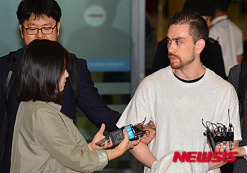 【인천공항=뉴시스】고승민 기자 = '이태원 살인사건' 진범으로 지목된 아더 존 패터슨이 미국으로 도주한 지 16년만에 23일 오전 인천국제공항을 통해 한국으로 송환, 취채진 질문에 답하고 있다. 패터슨은 지난 1997년 4월 3일 서울 이태원의 한 패스트푸드점 화장실에서 한국인 대학생 조모 씨를 흉기로 찔러 살해한 혐의를 받고 있다. 2015.09.23.&nbsp; kkssmm99@newsis.com