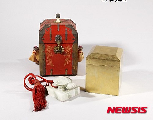 【서울=뉴시스】고종황제 옥보와 상어가죽으로 만든 외함
