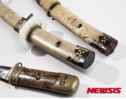 【서울=뉴시스】 상어가죽으로 만든 칼의 손잡이 부분