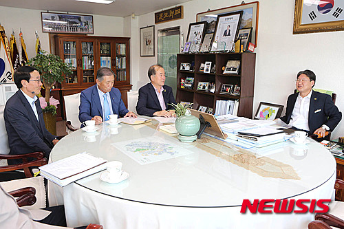 【영동=뉴시스】김기준 기자 = 충북 영동군에서 주민의 다양한 목소리를 듣기 위해 운영하는 '낮은 군수실'이 좋은 반응을 얻고 있는 가운데 지난 22일 군수실을 방문한 민원인들이 박세복(맨 오른쪽) 군수와 대화하고 있다.2015.09.23.(사진=영동군청 제공)&nbsp; photo@newsis.com