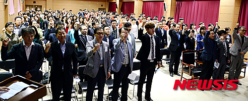 【여수=뉴시스】김석훈 기자 = 전남 여수 한영대학 임정섭 총장과 교직원, 학생들이 23일 보건관 강당에서 대학윤리강령 및 비전선포식을 하고 있다. 1993년 개교한 한영대학은 개교 23주년을 맞이해 '한영비전 2020 발전전략'을 수립하고 전문 기술인 양성 선도대학으로 비상을 다짐했다. 2015.09.23. (사진=한영대학 제공) kim@newsis.com