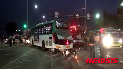 【서울=뉴시스】최진석 기자 = 23일 오후 서울 강서구 공항동에서 시내버스 2대가 충돌해 2명이 사망했다. 소방당국에 따르면 당시 사고는 공항중학교 방향으로 직진하던 60-3번 버스가 송정역 방향으로 좌회전하던 22번 버스를 들이받아 일어났다.&nbsp;&nbsp; 사진은 이날 사고 현장의 모습. 2015.09.23. (사진=강서소방서 제공)&nbsp;&nbsp; photo@newsis.com