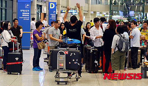 【인천공항=뉴시스】고승민 기자 = 중국 중추절(9.26~27)과 국경절(10.1~7) 연휴기간을 이틀 앞둔 24일 오후 인천국제공항에서 중국인 관광객들이 입국하고 있다.&nbsp; 한국관광공사는 "메르스 여파로 첫 마이너스 성장을 기록했던 중국 방한 관광시장이 8월말부터 전년 동기 대비 증가세로 전환됐다”며 “이번 중국 국경절 기간 한국을 방문하는 중국 관광객이 약 21만 명에 달할 것으로 전망된다”고 밝혔다. 2015.09.24.&nbsp; kkssmm99@newsis.com