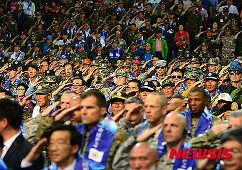 【서울=뉴시스】김진아 기자 = 월남전 참전 용사들이 24일 오후 서울 올림픽공원 핸드볼경기장에서 열린 월남전 참전 51주년 기념식에서 국기에 대한 경례를 하고 있다. 2015.9.24. bluesoda@newsis.com