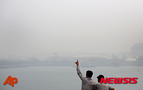 【싱가포르 =AP/뉴시스】인도네시아발 연무로 인해 24일 싱가포르에서 건물들이 잘 보이지 않고 있다. 2015.09.25