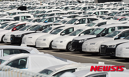 【평택=뉴시스】이정선 기자 = 지난 2015년 9월 폴크스바겐이 배출가스 조작 여파로 국내에서도 디젤 차량의 배기가스 규제가 한층 더 강화될 것으로 알려진 가운데 경기도 평택시 평택항에 위치한 폴크스바겐 출고장에서 차량들이 출고를 기다리고 있다.환경부는 “미국에서 리콜 명령을 받은 폭스바겐 5종 중 국내에서 판매되는 골프와 제타, 비틀과 아우디 A3 등 4종을 각 1대씩 수입차 하역항인 평택항에 확보돼 있다”라고 밝혔다. 2015.09.25.ppljs@newsis.com