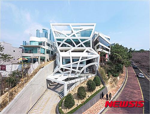 【부산=뉴시스】허상천 기자 = 부산시는 2015 부산다운 건축상 심사결과 금상 2작품을 비롯해 은상·동상 각 3점과 특별상 등 총 11작품을 수상작으로 선정했다고 25일 밝혔다. 이번 ‘부산다운 건축상’의 일반분야는 ㈜삼현도시종합건축사사무소 김용남 건축사가 설계한 ‘금융센터 디온플레이스’, 공공분야는 ㈜상지이앤에이 건축사사무소 오철호 건축사가 설계한 ‘UN평화기념관’이 각각 금상 수상의 영광을 안았다. 2015.09.25. (사진 = 부산시 제공) photo@newsis.com