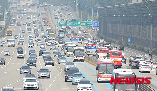 【성남=뉴시스】고승민 기자 = 추석 연휴 첫날인 26일 오후 경기 성남시 궁내동 서울톨게이트 하행선에서 차량들이 고향을 향해 달리고 있다. 2015.09.26.&nbsp; kkssmm99@newsis.com