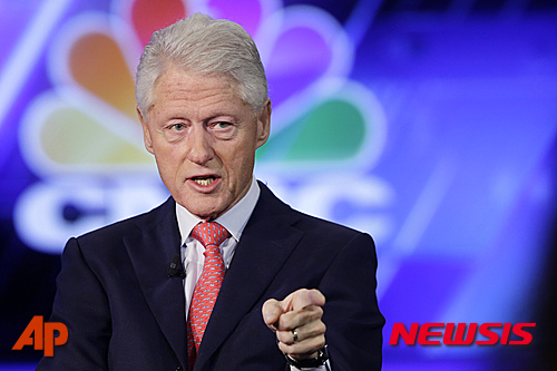 【워싱턴=AP/뉴시스】빌 클린턴 전 미국 대통령이 28일 클린턴재단에서 CNBC와 인터뷰하고 있다. 2015. 9. 29.