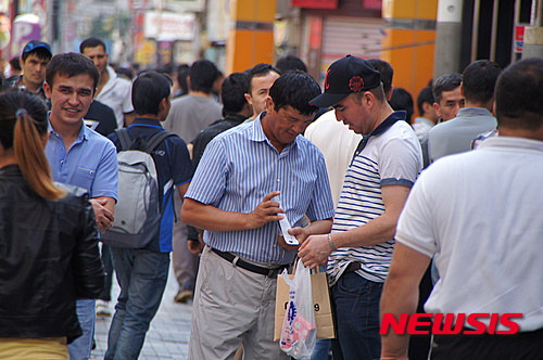【김해=뉴시스】김상우 기자 = 경남 김해 동상동 외국인 거리에 추석연휴를 맞아 이 지역에 거주하는 15개국 3만여 명의 근로자들이 29일 북적였다. 외국인 거리 상인들은 27일 추석날도 문을 열고 근로자들을 반겼다. 2015.09.29&nbsp;&nbsp; woo@newsis.com