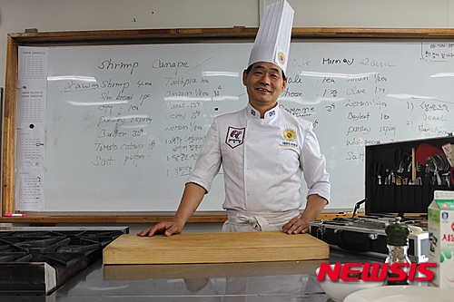 【양주=뉴시스】이종구 기자 = 5성급 호텔 총주방장에서 청와대 조리장 등 대한민국 최고봉 ‘셰프(chef)’의 길을 걷다 지금은 서정대학교 호텔조리과에서 후학을 양성하는 문문술 교수(학과장)가 29일 연구실에서 뉴시스와 인터뷰를 한 뒤 학과 실습실 조리대에서 웃음을 짓고 있다. 2015.09.29.&nbsp; leejg@newsis.com