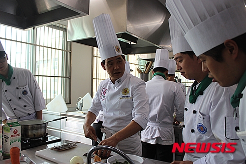 【양주=뉴시스】이종구 기자 = 5성급 호텔 총주방장에서 청와대 조리장 등 대한민국 최고봉 ‘셰프(chef)’의 길을 걷다 지금은 서정대학교 호텔조리과에서 후학을 양성하는 문문술 교수(학과장)가 29일 연구실에서 뉴시스와 인터뷰를 한 뒤 학과 실습실에서 수업을 하고 있다. 2015.09.29.&nbsp; leejg@newsis.com