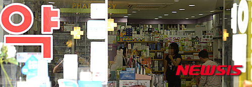 【서울=뉴시스】추상철 기자 = 발암물질 함유 가능성이 있는 고혈압 치료제 115개 품목(54개 업체)에 대해 재처방·재조제 조치가 이뤄진다. 사진은 기사와 관련 없음. 2015.09.29. scchoo@newsis.com