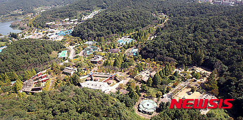 【광주=뉴시스】류형근 기자 = 추석 연휴 마지막 날인 29일 오전 광주 북구 중외공원 동물원. 광주시는 중외공원 활성화 방안을 모색하고 있다. 2015.09.29. (헬기조종=박창순 광주소방항공대장·이정곤 기장)&nbsp;&nbsp; hgryu77@newsis.com