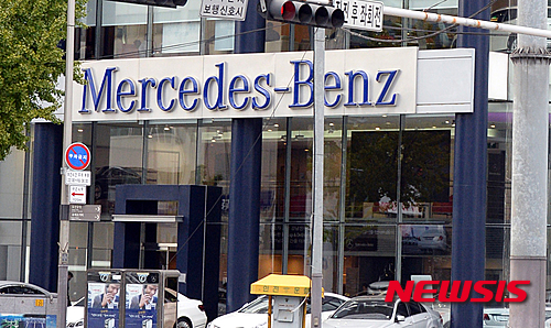 【서울=뉴시스】전진환 기자 = 폭스바겐 배출가스 조작 사건 파장이 확산되는 가운데 메르세데스-벤츠가 2년 연속 연비를 가장 크게 과장해 발표했다는 조사 결과가 나왔다고 블룸버그통신이 28일(현지시간) 보도했다. .&nbsp;&nbsp; 벨기에 브뤼셀 소재 환경단체 ‘교통과 환경’(T&E)은 메르세데스-벤츠 승용차의 실제 주행때 소모된 연료는 발표 수치보다 평균 48% 많았고 신형 A,C,E-클래스 모델은 50%를 초과했다고 밝혔다. T&E는 탄소 배출량에 대한 공인 수치와 실제 수치 사이의 격차가 가장 큰 차량은 메르세데스-벤츠 차량들이었고, 이어서 BMW 5 시리즈, 푸조 308 등이 50%를 약간 밑돌았고, 르노 메간과 폭스바겐 골프 등의 그 다음 순이었다고 덧붙였다.&nbsp; 그러나 메르세데스-벤츠의 지주회사인 다임러 측은 T&E가 연비 실험 조건을 밝히지 않았기 때문에 실험 결과를 제대로 조사할 수 없다는 입장이다. 사진은 29일 오후 강남구의 한 벤츠 매장. 2015.09.29.&nbsp; amin2@newsis.com