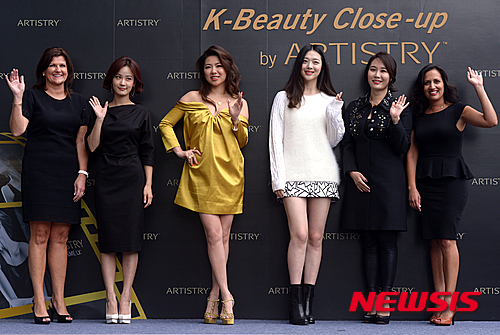 【서울=뉴시스】장세영 기자 = 아티스트리 글로벌 뷰티 마케팅 디렉터 킴 말레위츠, 방송인 김지민, 중국의 패션 디자이너 예밍쯔, 배우 셜리, 메이크업 아티스트 우현증, 아티스트리 글로벌 제품 이노베이션 담당 수미타 부타니 박사가 30일 오전 JW 메리어트 동대문 스퀘어에서 열린 'K-뷰티 클로즈업 바이 아티스트리' 행사에 참석해 포토타임을 갖고 있다. 스킨케어 브랜드 아티스트리는 4년 연속 부산국제영화제 스폰서십을 기념해 인터내셔널 미디어 이벤트의 일환으로 'K-뷰티 클로즈업 바이 아티스트리'를 개최해 K-뷰티의 매력과 최신 트렌드는 물론 새로운 스킨케어 라인 '수프림 LX(Supreme LX)를 살펴보는 행사를 갖고 있다. 2015.09.30. photothink@newsis.com