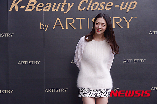 【서울=뉴시스】장세영 기자 = 'K-뷰티 아니콘' 배우 셜리가 30일 오전 JW 메리어트 동대문 스퀘어에서 열린 'K-뷰티 클로즈업 바이 아티스트리' 행사에 참석해 포토타임을 갖고 있다. 스킨케어 브랜드 아티스트리는 4년 연속 부산국제영화제 스폰서십을 기념해 인터내셔널 미디어 이벤트의 일환으로 'K-뷰티 클로즈업 바이 아티스트리'를 개최해 K-뷰티의 매력과 최신 트렌드는 물론 새로운 스킨케어 라인 '수프림 LX(Supreme LX)를 살펴보는 행사를 갖고 있다. 2015.09.30. photothink@newsis.com