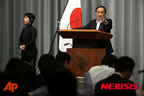 【도쿄=AP/뉴시스】중국 당국이 지난 5월부터 일본인 민간인 남성 2명을 간첩 혐의로 구속하고 있다는 언론 보도에 대해 스가 요시히데(菅義偉) 관방 장관이 30일 오전 기자 회견에서 일본은 중국에 간첩을 보내지 않았다고 밝혔다. 2015.09.30.