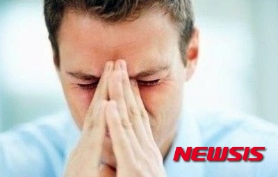 【서울=뉴시스】유희연 기자 = 면역력에 좋은 음식으로 여러 가지들이 거론되고 있지만 전문가들이 추천하는 것은 홍삼이다. 홍삼은 이미 다수의 논문과 임상시험들을 통해 그 효능을 과학적으로 입증 받았다. 일례로 강상무 미국 조지아주립대 생명과학연구소 교수는 독감을 일으키는 인플루엔자에 걸린 실험용 쥐를 이용해 홍삼이 면역력 강화에 최고임을 입증했다.&nbsp; lovely_jh@newsis.com