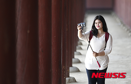 【서울=뉴시스】신진아 기자 = 국외 반출물품의 문화재 여부를 확인하는 사전예약 감정제도가 1일부터 전면시행된다. 문화재청(청장 나선화)은 지난해 9월부터 6개월간 인천국제공항·김해국제공항 등 2개소에서 시범 운영한 ‘국외반출 문화재 사전예약 감정제도’를 1일부터 전국 국제공항과 항만 17개소에서 시행한다. 문화재청은 문화재 국외밀반출 방지를 위해 국제공항과 항만에 문화재감정관실을 두고 문화재 여부를 확인하고 있다. 지금까지는 출국 직전 여행객들이 해당 문화재감정관실을 방문, 반출물품의 문화재 여부를 확인받아야 해 불편함이 제기돼 왔다. 출국 전 온라인으로 문화재를 감정해 반출 가능 여부를 미리 알려주는 ‘국외반출 문화재 사전예약 감정제도’의 도입을 추진해 온 이유다. 지난 6개월간 시범운영과 이용자들의 의견수렴을 거쳤다. 사전예약감정을 받으려면 출국 3일 전까지 문화재청 누리집(www.cha.go.kr)을 통해 신청서를 제출하면 된다. 첫 화면 중앙 하단의 ‘주요 서비스’ 메뉴에서 ‘사전예약감정’을 선택한 후 물품명, 사진 등 감정에 필요한 정보를 순서대로 입력해 신청하면 된다. 사전감정 결과는 출국 전 신청인에게 문자메시지로 통보되는데, 문화재가 아닌 것으로 확인된 경우에는 출국 당일 문화재감정관실을 방문해 실물 확인 절차를 거친 후 ‘비문화재확인서’를 받고 확인 스티커를 부착하면 된다. 사전감정 결과 국외반출 불가능 문화재로 확인된 경우에는 해당 물품을 소지하고 출국할 수 없으며, 적발 시 문화재보호법에 따라 처벌받게 된다. 제출된 사진 만으로 문화재 여부 확인이 불가능할 경우에는 추가 자료를 제출하거나 출국 당일 문화재감정관실을 방문해 재감정을 받아야 한다. 17개 국제공항과 항만은 다음과 같다. 인천국제공항, 김포국제공항, 청주국제공항, 양양국제공항, 대구국제공항, 김해국제공항, 제주국제공항, 무안국제공항, 부산국제여객터미널, 인천항국제여객터미널, 평택항국제여객터미널, 속초항국제여객터미널, 동해항국제여객터미널, 군산항국제여객터미널, 인천국제우편물류센터, 부산국제우체국, 파주 도라산 남북출입사무소. jashin@newsis.com