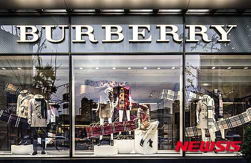 【서울=뉴시스】유희연 기자 = 버버리의 헤리티지 트렌치와 스카프로 디스플레이된 청담 사거리에 오픈한 버버리 서울 플래그십의 메인 윈도우. 버버리 서울 플래그십 내에는 스카프 바(scaft bar)가 구비돼 30개가 넘는 다양한 컬러와 패턴의 라이트웨이트, 클래식 캐시미어 스카프를 체험하고 구매할 수 있다. 개인 이니셜을 새길 수 있는 모노그래밍 서비스를 제공, 자신만을 위한 스카프 주문이 가능하다. lovely_jh@newsis.com