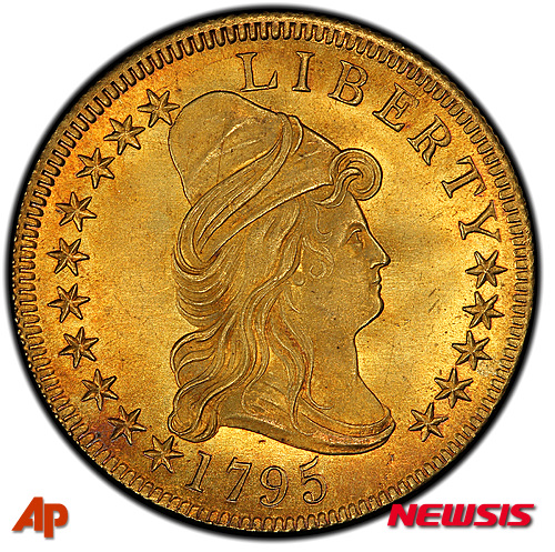 【 AP/뉴시스】9월 30일(현지시간) 미국 뉴욕 경매에서 250만달러에 팔린 1795년 발행 10달러짜리 동전. 2015.10.01