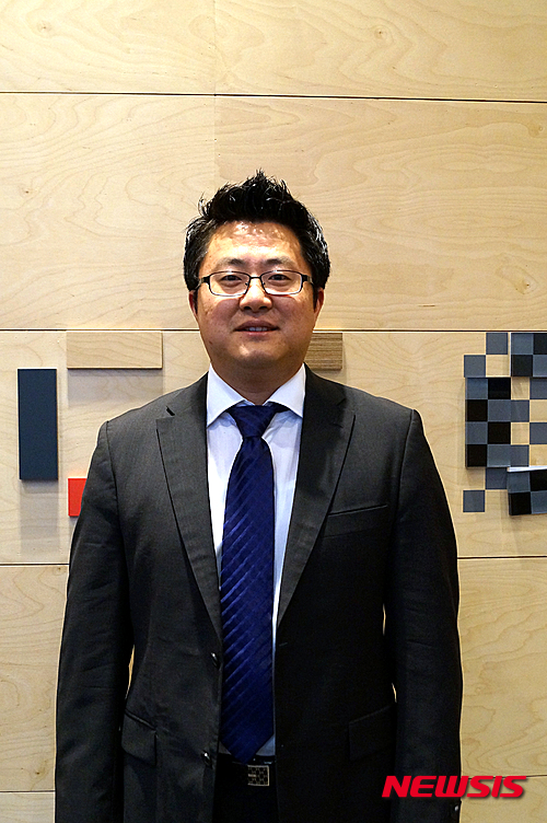 【포항=뉴시스】임병섭 기자 = 기존 의료계에서 사용하는 조영법 보다 훨씬 더 깊고 선명하게 촬영 가능한 광음향 림프절 조영술 개발을 주도한 포스텍 창의IT융합공학과 김철홍 교수. 2015.10.01 (사진=포스텍 제공)&nbsp; photo@newsis.com