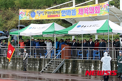 【화천=뉴시스】박혜미 기자 = 1일 강원 화천군 산양리 일대에서 육군 7사단 서정열 사단장과 최문순 화천군수, 이흥일 화천군의회 의장, 김도형 화천경찰서장 등이 참석한 가운데 '제9회 칠성페스티벌' 개막식이 열리고 있다.&nbsp;&nbsp;&nbsp; 칠성페스티벌은 7사단 주최, 화천군 후원으로 3일까지 사단 전 장병과 화천 군민, 자매 단체 모두가 즐길 수 있는 다채로운 행사들이 이어진다. 2015.10.01.(사진=육군7사단 제공)&nbsp;&nbsp; photo@newsis.com
