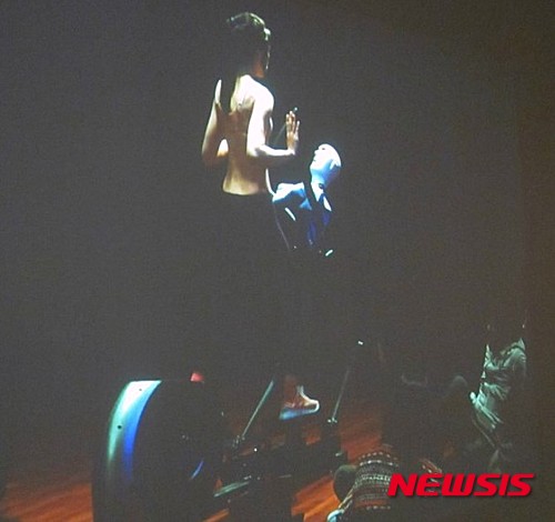 【서울=뉴시스】정금형 '휘트니스 가이드' 퍼포먼스