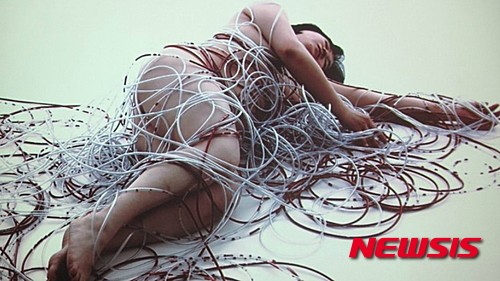 【서울=뉴시스】치하루 시오타 '더 월(the wall)' 비디오 퍼포먼스