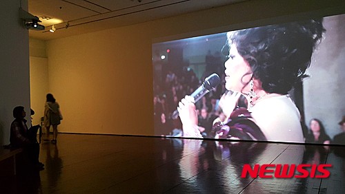 【서울=뉴시스】유일한 남성작가 밍웡은 남성성을 위반하는 여성적 남성을 다루며 아름다움의 의미를 묻는다.