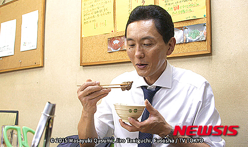 【서울=뉴시스】신진아 기자 = 일본 동명만화가 원작인 ‘고독한 미식가’ 시즌5가 케이블 채널W에서 한·일 동시방송된다.&nbsp; 채널W는 “‘고독한 미식가’ 시즌5가 3일부터 한 시간 차이로 양국에서 방영된다”고 밝혔다.&nbsp; ‘고독한 미식가’는 잡화점을 운영하는 남자가 매일 이곳 저곳을 돌아다니다가 우연히 발견한 식당에서 식사를 하는 내용을 다룬 드라마다. 역시 동명만화가 원작인 ‘심야식당’과 함께 ‘먹방 드라마’의 양대 산맥으로 손꼽힐 정도로 인기가 높다.&nbsp; 특히 ‘고로’ 역의 중견배우 마츠시게 유타카의 사실적인 식사 모습이 이 드라마의 시청 포인트다. 그날의 기분에 따라 신중하게 메뉴를 고르고 ‘누구에게도 방해 받지 않고 누구도 신경 쓰지 않으며 음식을 먹는 모습’이 시청자의 식욕을 자극한다는 평을 듣고 있다.&nbsp; ‘고독한 미식가’ 시즌5 1화는 일본에서 3일 0시, 한국에서는 오전 1시에 시작된다.&nbsp; jashin@newsis.com