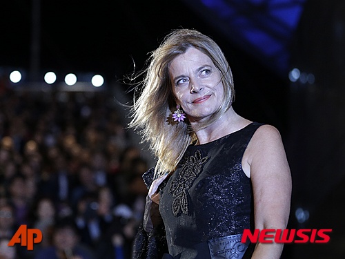German actress Nastassja Kinski arrives to attend the opening ceremony of the Busan International Film Festival at Busan Cinema Center in Busan, South Korea, Thursday, Oct. 1, 2015. (AP Photo/Ahn Young-joon)