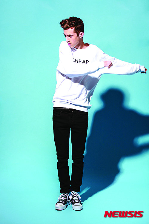 【서울=뉴시스】이재훈 기자 = 남아프리카공화국 출신 호주 싱어송라이터 겸 배우 트로이 시반(20)은 입소문을 타며 마니아층을 구축 중이다. 지난해 첫 EP 'TRXYE'로 66개국 아이튠스 1위를 차지하고 '빌보드' 앨범차트에 5위로 데뷔하며 주목 받았다. 영화 '엑스맨 탄생: 울버린'(2009)에서 단역 '제임스'를 맡아 영화계에도 발을 들이며 다방면에서 활약하고 있다. 지난달 초 내놓은 두 번째 EP '와일드'도 빌보드 앨범차트에서 5위를 차지하는 등 스타덤을 예고했다. 그는 유니버설뮤직을 통해 뉴시스와 e-메일로 인터뷰하면서 "새 앨범에 대한 부담은 물론 있었지만 굉장히 긍정적인 부담감이었다"고 밝혔다. "지난 앨범보다 더 잘해야 한다는 생각에서 스스로에게서 나온 부담이었으니"라는 것이다. 차트 상위권에 오르고 인기를 얻는 것도 좋지만 현재 제일 중요한 것은 앨범 작업을 하는 순간에 더 나은 음악을 만드는 것이라고 했다. -지난 앨범에 대한 대중과 평단의 반응이 영향을 미쳤는가? "어떤 점에서는. 그들의 반응은 결국 내가 제대로 음악을 하고 있다는 의미니까. 다시 한번 그런 반응이 오도록 만들어야겠다는 생각을 했다. 최고의 작품을 만들고 싶었다." -'와일드'에서 가장 집중한 부분은 무엇인가? "진실되고 솔직한 모습을 담고 싶었다. 노래에 자전적인 이야기를 담기 때문에 대부분 내 이야기인데 그런 것들을 쿨하게 전하고자 했다." -지난 앨범은 일렉트로닉 요소가 인상적이었다. 이번에 가장 크게 신경을 쓴 사운드는? "현재 호주의 음악 신은 굉장히 흥미롭게 돌아가고 있다. 발전된 사운드와 신선한 음악들이 많이 나오고 있다. 그런 호주 특유의 사운드를 담고 싶었다. 이전에는 하지 못했지만 이번에는 할 수 있었던 것들. 좀 더 실험적인 것." -남아공 출신이라는 것이 당신의 음악·연기 그리고 인생에 어떤 영향을 미쳤는가? "사실 두 살 때 호주로 이주했기 때문에 남아공보다는 호주라는 나라가 음악적으로 더 많은 영향을 주고 있다. 하지만 남아공에 대해서도 더 알고 싶다. 가능하다면 이 두 나라를 모두 음악에 투영하고 싶다." -귀여운 외모와 다른 허스키한 목소리에 놀란 팬들이 많다. 자신의 목소리의 매력은 무엇이라 생각하는가? "감성이라고 생각한다. 음악이란 것은 내 목소리를 직접적으로 표현하는 방식이다. 그 안에 담긴 나만의 감성, 느낌을 사람들이 듣고 좋아하는 것 같다." -그 목소리 때문에 '남자 라나 델 레이'라고 불리기도 한다. 별명은 마음에 드는가? "물론이다. 팬들이 이야기해서 이미 알고 있었는데 아주 기분이 좋다. 라나는 내 우상이다." -당신은 연기도 한다. 연기와 노래가 서로에게 어떤 영향을 미치는가? "노래는 아주 어릴 적부터 해왔고 연기는 거의 우연처럼 하게 됐다. 하지만 두 분야를 모두 좋아하기에 계속 하고 싶다. 사실 내게 창의적인 감성이 남아있는 한 무엇을 하든 크게 상관없다고 생각한다. 음악을 하는 것도, 영화를 하는 것도, 뮤직비디오를 찍는 것도 모두 좋아하다. 서로 알게 모르게 영향을 주고 있다. 단지 특정시기에 어떤 것을 하고 싶은지 혹은 기회가 오느냐에 따라 달린 거다. 지난 2년의 시간은 좀 더 음악에 집중했던 시기다. 다양한 것을 할 기회가 있다는 게 행운이라고 생각한다." -아직도 스무 살이다. 당신의 미래가 창창하다. 젊다는 걸 느끼고 있는가? "물론이다.(웃음) 친구들과 어울리기를 좋아하고 가족들과 시간을 보낼 때는 내 나이 또래의 애들과 똑같다. 스무 살의 좋은 점이라면 여유롭게 생각할 시간이 많다는 거다. 아, 인터넷도 빼놓을 수 없겠다! 인터넷이 없었다면 어떻게 됐을까. 15년 후라면 모든 게 달라졌겠지. 지금 내 세대가 가질 수 있는, 이 나이가 가질 수 있는 엄청난 혜택인 것 같다." -혹시 한국 음악이나 문화에 대해 알고 있는가? "인터넷에서 몇몇 접한 적은 있는데 잘 알고 있다고는 할 수 없다. 굉장히 근사해 보여서 좀더 깊숙이 파고 싶은 음악이다. 음…. 그때 본 뮤지션의 이름을 떠올리자면 걸그룹이었는데 이름이 뭐였더라. '마 보이(Ma Boy)'를 부르던." -씨스타? "맞다. 씨스타. 꽤 근사했다." -음악 이외에 한국에 대해 아는 게 있는지? "굉장히 멋진 나라라고 들었고 오랫동안 가고 싶은 곳 리스트에 있었다. 역동적인 젊은이들의 문화가 있고 음악 신도 발전했다고 알고 있다. 정말 꼭 가보고 싶다." -한국에 온다면 가장 하고 싶은 것은? "물론 라이브 공연이다." -지금까지 가장 많이 들은 음악, 가장 많이 본 배우의 연기는? "'바스터즈: 거친 녀석들'(2009)이라는 영화를 가장 좋아한다. 음악은 에이미 와인 하우스다. 그녀의 '웨이크 업 얼론(Wake up alone)'이라는 곡을 좋아한다. 그녀의 노래는 다른 사람을 위해서라기보다는 자신을 위해 만든 것 같은 느낌이다. 힐링과 솔직함을 동시에 느낄 수 있어서 좋다. 많은 영감을 줬다. 작곡이 가진 힘을 느끼게 해줬다. 제일 좋아하는 뮤지션은 내가 작곡을 하도록 동기를 부여한 인물이다." -앞으로 어떤 뮤지션이 되고 싶고 어떤 배우가 되고 싶은가? 또는 어떤 사람이 되고 싶은가? "좋은 음악을 하는 뮤지션으로 기억되고 싶다. 존경을 받는 그런 인물." -마지막으로 한국에 올 계획은? 한국 팬들에게 한 마디. "공식적으로는 아직 확정된 것이 없지만 한국에는 꼭 갈 계획이다. 한국에서 내 음악을 좋아해 주는 팬 여러분에게 감사하며 조만간 한국에서 만나자." realpaper7@newsis.com