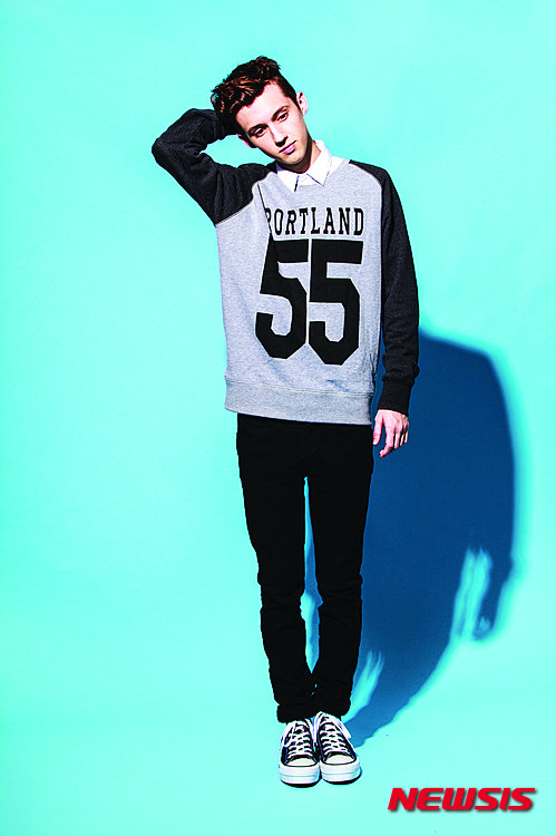 【서울=뉴시스】이재훈 기자 = 남아프리카공화국 출신 호주 싱어송라이터 겸 배우 트로이 시반(20)은 입소문을 타며 마니아층을 구축 중이다. 지난해 첫 EP 'TRXYE'로 66개국 아이튠스 1위를 차지하고 '빌보드' 앨범차트에 5위로 데뷔하며 주목 받았다. 영화 '엑스맨 탄생: 울버린'(2009)에서 단역 '제임스'를 맡아 영화계에도 발을 들이며 다방면에서 활약하고 있다. 지난달 초 내놓은 두 번째 EP '와일드'도 빌보드 앨범차트에서 5위를 차지하는 등 스타덤을 예고했다. 그는 유니버설뮤직을 통해 뉴시스와 e-메일로 인터뷰하면서 "새 앨범에 대한 부담은 물론 있었지만 굉장히 긍정적인 부담감이었다"고 밝혔다. "지난 앨범보다 더 잘해야 한다는 생각에서 스스로에게서 나온 부담이었으니"라는 것이다. 차트 상위권에 오르고 인기를 얻는 것도 좋지만 현재 제일 중요한 것은 앨범 작업을 하는 순간에 더 나은 음악을 만드는 것이라고 했다. -지난 앨범에 대한 대중과 평단의 반응이 영향을 미쳤는가? "어떤 점에서는. 그들의 반응은 결국 내가 제대로 음악을 하고 있다는 의미니까. 다시 한번 그런 반응이 오도록 만들어야겠다는 생각을 했다. 최고의 작품을 만들고 싶었다." -'와일드'에서 가장 집중한 부분은 무엇인가? "진실되고 솔직한 모습을 담고 싶었다. 노래에 자전적인 이야기를 담기 때문에 대부분 내 이야기인데 그런 것들을 쿨하게 전하고자 했다." -지난 앨범은 일렉트로닉 요소가 인상적이었다. 이번에 가장 크게 신경을 쓴 사운드는? "현재 호주의 음악 신은 굉장히 흥미롭게 돌아가고 있다. 발전된 사운드와 신선한 음악들이 많이 나오고 있다. 그런 호주 특유의 사운드를 담고 싶었다. 이전에는 하지 못했지만 이번에는 할 수 있었던 것들. 좀 더 실험적인 것." -남아공 출신이라는 것이 당신의 음악·연기 그리고 인생에 어떤 영향을 미쳤는가? "사실 두 살 때 호주로 이주했기 때문에 남아공보다는 호주라는 나라가 음악적으로 더 많은 영향을 주고 있다. 하지만 남아공에 대해서도 더 알고 싶다. 가능하다면 이 두 나라를 모두 음악에 투영하고 싶다." -귀여운 외모와 다른 허스키한 목소리에 놀란 팬들이 많다. 자신의 목소리의 매력은 무엇이라 생각하는가? "감성이라고 생각한다. 음악이란 것은 내 목소리를 직접적으로 표현하는 방식이다. 그 안에 담긴 나만의 감성, 느낌을 사람들이 듣고 좋아하는 것 같다." -그 목소리 때문에 '남자 라나 델 레이'라고 불리기도 한다. 별명은 마음에 드는가? "물론이다. 팬들이 이야기해서 이미 알고 있었는데 아주 기분이 좋다. 라나는 내 우상이다." -당신은 연기도 한다. 연기와 노래가 서로에게 어떤 영향을 미치는가? "노래는 아주 어릴 적부터 해왔고 연기는 거의 우연처럼 하게 됐다. 하지만 두 분야를 모두 좋아하기에 계속 하고 싶다. 사실 내게 창의적인 감성이 남아있는 한 무엇을 하든 크게 상관없다고 생각한다. 음악을 하는 것도, 영화를 하는 것도, 뮤직비디오를 찍는 것도 모두 좋아하다. 서로 알게 모르게 영향을 주고 있다. 단지 특정시기에 어떤 것을 하고 싶은지 혹은 기회가 오느냐에 따라 달린 거다. 지난 2년의 시간은 좀 더 음악에 집중했던 시기다. 다양한 것을 할 기회가 있다는 게 행운이라고 생각한다." -아직도 스무 살이다. 당신의 미래가 창창하다. 젊다는 걸 느끼고 있는가? "물론이다.(웃음) 친구들과 어울리기를 좋아하고 가족들과 시간을 보낼 때는 내 나이 또래의 애들과 똑같다. 스무 살의 좋은 점이라면 여유롭게 생각할 시간이 많다는 거다. 아, 인터넷도 빼놓을 수 없겠다! 인터넷이 없었다면 어떻게 됐을까. 15년 후라면 모든 게 달라졌겠지. 지금 내 세대가 가질 수 있는, 이 나이가 가질 수 있는 엄청난 혜택인 것 같다." -혹시 한국 음악이나 문화에 대해 알고 있는가? "인터넷에서 몇몇 접한 적은 있는데 잘 알고 있다고는 할 수 없다. 굉장히 근사해 보여서 좀더 깊숙이 파고 싶은 음악이다. 음…. 그때 본 뮤지션의 이름을 떠올리자면 걸그룹이었는데 이름이 뭐였더라. '마 보이(Ma Boy)'를 부르던." -씨스타? "맞다. 씨스타. 꽤 근사했다." -음악 이외에 한국에 대해 아는 게 있는지? "굉장히 멋진 나라라고 들었고 오랫동안 가고 싶은 곳 리스트에 있었다. 역동적인 젊은이들의 문화가 있고 음악 신도 발전했다고 알고 있다. 정말 꼭 가보고 싶다." -한국에 온다면 가장 하고 싶은 것은? "물론 라이브 공연이다." -지금까지 가장 많이 들은 음악, 가장 많이 본 배우의 연기는? "'바스터즈: 거친 녀석들'(2009)이라는 영화를 가장 좋아한다. 음악은 에이미 와인 하우스다. 그녀의 '웨이크 업 얼론(Wake up alone)'이라는 곡을 좋아한다. 그녀의 노래는 다른 사람을 위해서라기보다는 자신을 위해 만든 것 같은 느낌이다. 힐링과 솔직함을 동시에 느낄 수 있어서 좋다. 많은 영감을 줬다. 작곡이 가진 힘을 느끼게 해줬다. 제일 좋아하는 뮤지션은 내가 작곡을 하도록 동기를 부여한 인물이다." -앞으로 어떤 뮤지션이 되고 싶고 어떤 배우가 되고 싶은가? 또는 어떤 사람이 되고 싶은가? "좋은 음악을 하는 뮤지션으로 기억되고 싶다. 존경을 받는 그런 인물." -마지막으로 한국에 올 계획은? 한국 팬들에게 한 마디. "공식적으로는 아직 확정된 것이 없지만 한국에는 꼭 갈 계획이다. 한국에서 내 음악을 좋아해 주는 팬 여러분에게 감사하며 조만간 한국에서 만나자." realpaper7@newsis.com