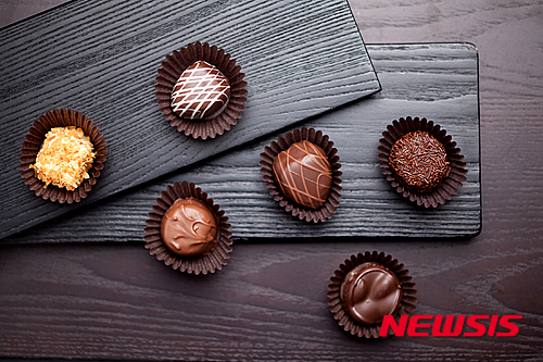 【서울=뉴시스】유희연 기자 = 초콜릿 등 유통기한이 임박해 할인 판매하는 식품을 사면 일석삼조의 효과를 볼 수 있다. 사진은 씨즈캔디의 초콜릿 제품. (사진=한스텝 제공)&nbsp;&nbsp;&nbsp; lovely_jh@newsis.com