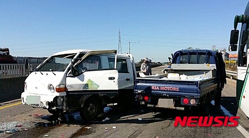 【김제=뉴시스】윤난슬 기자 = 2일 오전 10시30분께 전북 김제시 백구면의 교차로 부근에서 전주에서 군산 방면으로 향하던 포터 트럭 두 대와 코란도 승용차가 연쇄 추돌했다.&nbsp;&nbsp;&nbsp; 이 사고로 포터 트럭을 몰던 유모(50)씨와 코란도 승용차 운전자 박모(52)씨가 중상을 입었으며, 한모(62)씨 등 2명이 경상을 입고 인근 병원으로 옮겨졌다. 2015.10.02. (사진=전북소방본부 제공)&nbsp;&nbsp; photo@newsis.com