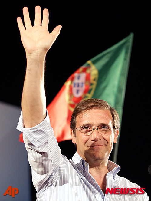 【리스본=AP/뉴시스】2일(현지시간) 포르투갈 리스본에서 열린 선거 유세에서 페드루 파수스 코엘료(51) 포르투갈 총리가 지지자들에게 손을 들고 있다. 2015.10.23.