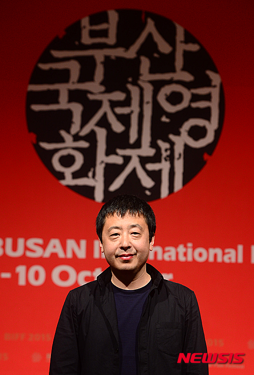 【부산=뉴시스】조성봉 기자 =&nbsp; 지아장커 감독이 3일 오후 부산 해운대구 동서대학교 센텀캠퍼스에서 열린 제20회 부산국제영화제(BIFF) 갈라 프레젠이션 영화 '산하고인' 기자회견에서 포즈를 취하고 있다. 2015.10.03.&nbsp; suncho21@newsis.com