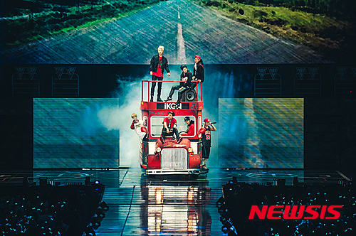 【서울=뉴시스】조인우 기자 = 1일 첫 앨범 '웰컴 백'(WELCOME BACK)의 절반을 발표, 데뷔한 YG엔터테인먼트 소속 그룹 '아이콘'(iKON)이 걸어온 길은 그 자체로 한 편의 드라마다.&nbsp; 2013년 YG 신인 그룹을 뽑는 엠넷 서바이벌 프로그램 '윈: 후 이스 넥스트'의 팀B로 처음 얼굴을 알리고 멤버 BI와 바비의 래퍼 서바이벌 프로그램 '쇼 미더 머니' 출연 그리고 바비의 우승, 새 서바이벌 프로그램 '믹스&매치'로 7명 최종 멤버를 확정하기까지 데뷔 예열 과정에만 2년여가 걸렸다.&nbsp; 3일 서울 올림픽공원 체조경기장에서 열린 데뷔 콘서트 '쇼타임'은 그 누구보다 데뷔를 간절히 바랐을 멤버들의 드라마가 펼쳐지는 자리였다.&nbsp; 공연은 멤버들의 어린 시절부터 '윈: 후 이스 넥스트'에서 지고 난 뒤 부둥켜안고 우는 모습, '쇼 미 더 머니'에서 BI가 가사를 실수하는 모습 등 아이콘이 거쳐 온 길을 시간 순서대로 보여주며 시작했다.&nbsp; 지금까지 이들이 겪은 좌절과 기다림을 아는 팬들은 '많이 그리웠어♡'라는 슬로건을 준비했고 멤버들은 "오랜만이에요!"라는 첫 인사 같지 않은 첫 인사를 건넸다.&nbsp; "저희의 공식적인 첫 무대인데요. 이렇게 큰 무대에서 공연하게 돼 영광입니다"(BI), "이 무대에 서는 것만으로도 벅차오르는 것 같은데."(구준회)&nbsp; 아이콘의 첫 출발은 화려했다. 웬만큼 연차가 쌓인 그룹도 채우기 힘들다는 체조경기장에 시계 모양의 비트라이트 팔찌를 찬 1만3000여 팬들이 모여 '아이콘'을 연호했다.&nbsp; '시노시작'으로 그동안 꽁꽁 숨겨뒀던 에너지를 방출하기 시작한 이들의 무대는 타이틀곡 '리듬 타'를 비롯해 '솔직하게' '에어플레인' '취향저격' '오늘따라' '기다려' 등으로 이어졌다.&nbsp; 공연장의 열기는 뜨거웠다. 앞으로 쏠린 인파 때문에 15분여 정도 좌중을 정돈하기 위해 공연이 중단됐을 정도다.&nbsp; "저희가 여러분 다치게 하려고 공연하는 거 아니니까요. 한 발 씩만 뒤로 물러날까요?"(BI)&nbsp; 바비와 BI는 솔로 무대로 '연결고리' '비 아이'(BE I)를 준비했다. 같은 소속사 선배인 에픽하이와 지누션은 '본 헤이터'(BORN HATER) '플라이' '돈트 헤이트 미' '한번 더 말해줘' '오빠차' '전화번호' 등으로 아이콘의 데뷔무대를 지원사격 했다.&nbsp; "저희는 아이콘이 준비하는 과정을 옆에서 계속 지켜봤잖아요. 제가 더 감개무량합니다"(디제이 투컷), "앞으로 좋은 일도 때로는 가슴 아픈 일도 있을 텐데 그럴 때마다 여기 계신 여러분이 잘 지켜주실 것 같다는 생각이 듭니다."(타블로)&nbsp; 신인답지 않게 팬서비스에도 능숙했다. 객석에서 멤버별로 한 명씩 자신의 '취향을 저격하는' 팬을 뽑아 함께 무대를 꾸몄다. 팬 일곱 명과 함께하는 농구 게임이 벌어지는 동안 체조경기장은 나머지 팬들이 지르는 부러움과 질투의 함성으로 가득 찼다.&nbsp; 이날 아이콘 멤버들은 자신들의 공식 데뷔 날짜를 하프 앨범을 발표한 10월1일로 확정했다. "매년 10월1일마다 콘서트 하면 정말 좋겠어요!"(김진환)&nbsp; 감격의 눈물로 공연을 마친 아이콘은 다음달 12일 데뷔 앨범의 남은 반을 공개한다.&nbsp; "많은 분들이 데뷔를 애타게 기다려 주셨기 때문에 더 열심히 연습하고 준비할 수 있었던 것 같아요"(BI), "진짜 시작하는구나 느껴요"(김진환), "멋진 모습 많이 보여드릴테니까 기대해주세요."(정찬우)&nbsp; join@newsis.com