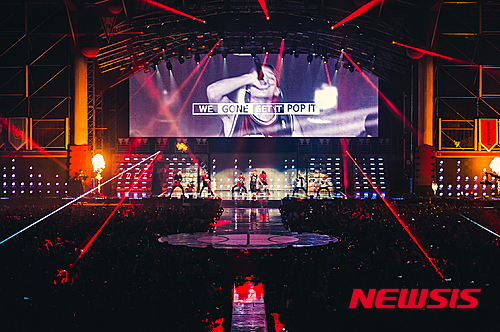 【서울=뉴시스】조인우 기자 = 1일 첫 앨범 '웰컴 백'(WELCOME BACK)의 절반을 발표, 데뷔한 YG엔터테인먼트 소속 그룹 '아이콘'(iKON)이 걸어온 길은 그 자체로 한 편의 드라마다.&nbsp; 2013년 YG 신인 그룹을 뽑는 엠넷 서바이벌 프로그램 '윈: 후 이스 넥스트'의 팀B로 처음 얼굴을 알리고 멤버 BI와 바비의 래퍼 서바이벌 프로그램 '쇼 미더 머니' 출연 그리고 바비의 우승, 새 서바이벌 프로그램 '믹스&매치'로 7명 최종 멤버를 확정하기까지 데뷔 예열 과정에만 2년여가 걸렸다.&nbsp; 3일 서울 올림픽공원 체조경기장에서 열린 데뷔 콘서트 '쇼타임'은 그 누구보다 데뷔를 간절히 바랐을 멤버들의 드라마가 펼쳐지는 자리였다.&nbsp; 공연은 멤버들의 어린 시절부터 '윈: 후 이스 넥스트'에서 지고 난 뒤 부둥켜안고 우는 모습, '쇼 미 더 머니'에서 BI가 가사를 실수하는 모습 등 아이콘이 거쳐 온 길을 시간 순서대로 보여주며 시작했다.&nbsp; 지금까지 이들이 겪은 좌절과 기다림을 아는 팬들은 '많이 그리웠어♡'라는 슬로건을 준비했고 멤버들은 "오랜만이에요!"라는 첫 인사 같지 않은 첫 인사를 건넸다.&nbsp; "저희의 공식적인 첫 무대인데요. 이렇게 큰 무대에서 공연하게 돼 영광입니다"(BI), "이 무대에 서는 것만으로도 벅차오르는 것 같은데."(구준회)&nbsp; 아이콘의 첫 출발은 화려했다. 웬만큼 연차가 쌓인 그룹도 채우기 힘들다는 체조경기장에 시계 모양의 비트라이트 팔찌를 찬 1만3000여 팬들이 모여 '아이콘'을 연호했다.&nbsp; '시노시작'으로 그동안 꽁꽁 숨겨뒀던 에너지를 방출하기 시작한 이들의 무대는 타이틀곡 '리듬 타'를 비롯해 '솔직하게' '에어플레인' '취향저격' '오늘따라' '기다려' 등으로 이어졌다.&nbsp; 공연장의 열기는 뜨거웠다. 앞으로 쏠린 인파 때문에 15분여 정도 좌중을 정돈하기 위해 공연이 중단됐을 정도다.&nbsp; "저희가 여러분 다치게 하려고 공연하는 거 아니니까요. 한 발 씩만 뒤로 물러날까요?"(BI)&nbsp; 바비와 BI는 솔로 무대로 '연결고리' '비 아이'(BE I)를 준비했다. 같은 소속사 선배인 에픽하이와 지누션은 '본 헤이터'(BORN HATER) '플라이' '돈트 헤이트 미' '한번 더 말해줘' '오빠차' '전화번호' 등으로 아이콘의 데뷔무대를 지원사격 했다.&nbsp; "저희는 아이콘이 준비하는 과정을 옆에서 계속 지켜봤잖아요. 제가 더 감개무량합니다"(디제이 투컷), "앞으로 좋은 일도 때로는 가슴 아픈 일도 있을 텐데 그럴 때마다 여기 계신 여러분이 잘 지켜주실 것 같다는 생각이 듭니다."(타블로)&nbsp; 신인답지 않게 팬서비스에도 능숙했다. 객석에서 멤버별로 한 명씩 자신의 '취향을 저격하는' 팬을 뽑아 함께 무대를 꾸몄다. 팬 일곱 명과 함께하는 농구 게임이 벌어지는 동안 체조경기장은 나머지 팬들이 지르는 부러움과 질투의 함성으로 가득 찼다.&nbsp; 이날 아이콘 멤버들은 자신들의 공식 데뷔 날짜를 하프 앨범을 발표한 10월1일로 확정했다. "매년 10월1일마다 콘서트 하면 정말 좋겠어요!"(김진환)&nbsp; 감격의 눈물로 공연을 마친 아이콘은 다음달 12일 데뷔 앨범의 남은 반을 공개한다.&nbsp; "많은 분들이 데뷔를 애타게 기다려 주셨기 때문에 더 열심히 연습하고 준비할 수 있었던 것 같아요"(BI), "진짜 시작하는구나 느껴요"(김진환), "멋진 모습 많이 보여드릴테니까 기대해주세요."(정찬우)&nbsp; join@newsis.com